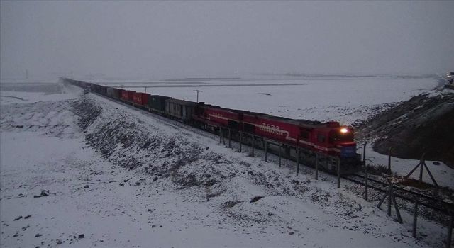 Türkiye'den Çin'e gidecek ilk blok ihracat treni Kars'tan Gürcistan'a uğurlandı