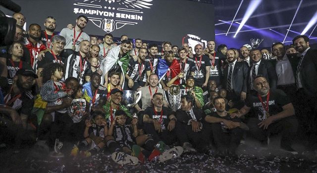 Beşiktaş şampiyonluk kupasını aldı