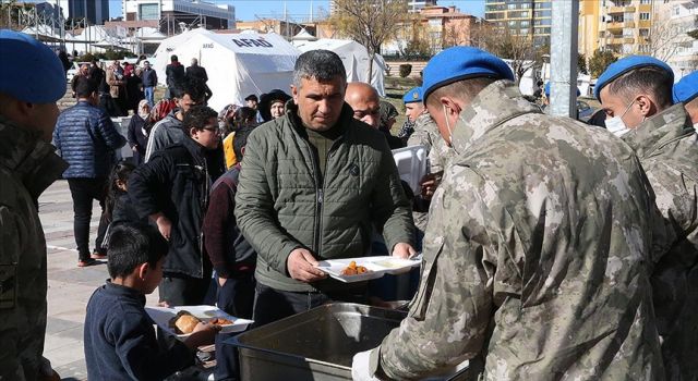 Mehmetçik hem güvenliği sağlıyor hem de sıcak yemek dağıtıyor