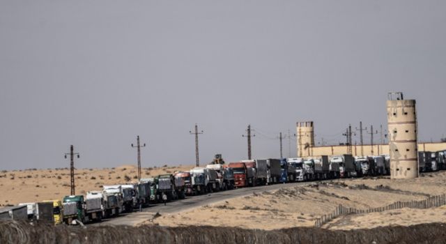 Binlerce yardım Tır'ı Mısır'da bekliyor