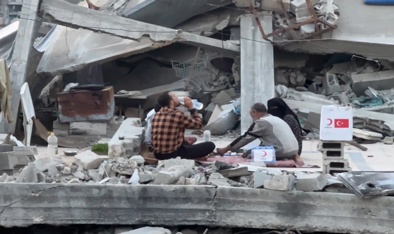 Gazze’de yıkıntılar arasında iftar!