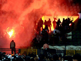 Futbol maçı savaşa döndü: 74 ölü