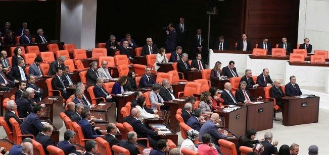 CHP'den İyi Parti'ye Geçen İsimler Utançtan Yerlerine Oturamadı.