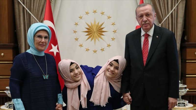 Cumhurbaşkanı Erdoğan siyam ikizleri ile bir araya geldi