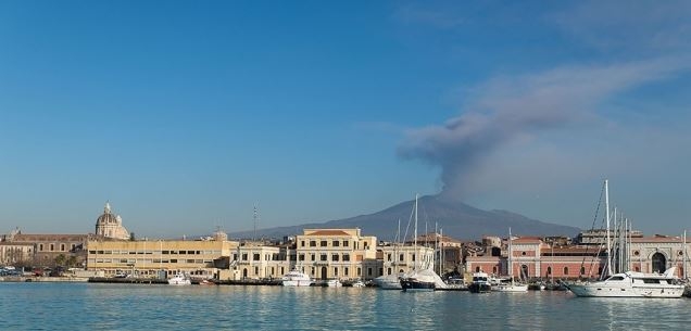 Etna Yanardağı Denize Doğru Kayıyor