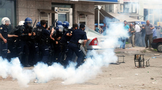 Hopada Başbakanın konvoyuna taşlı saldırı