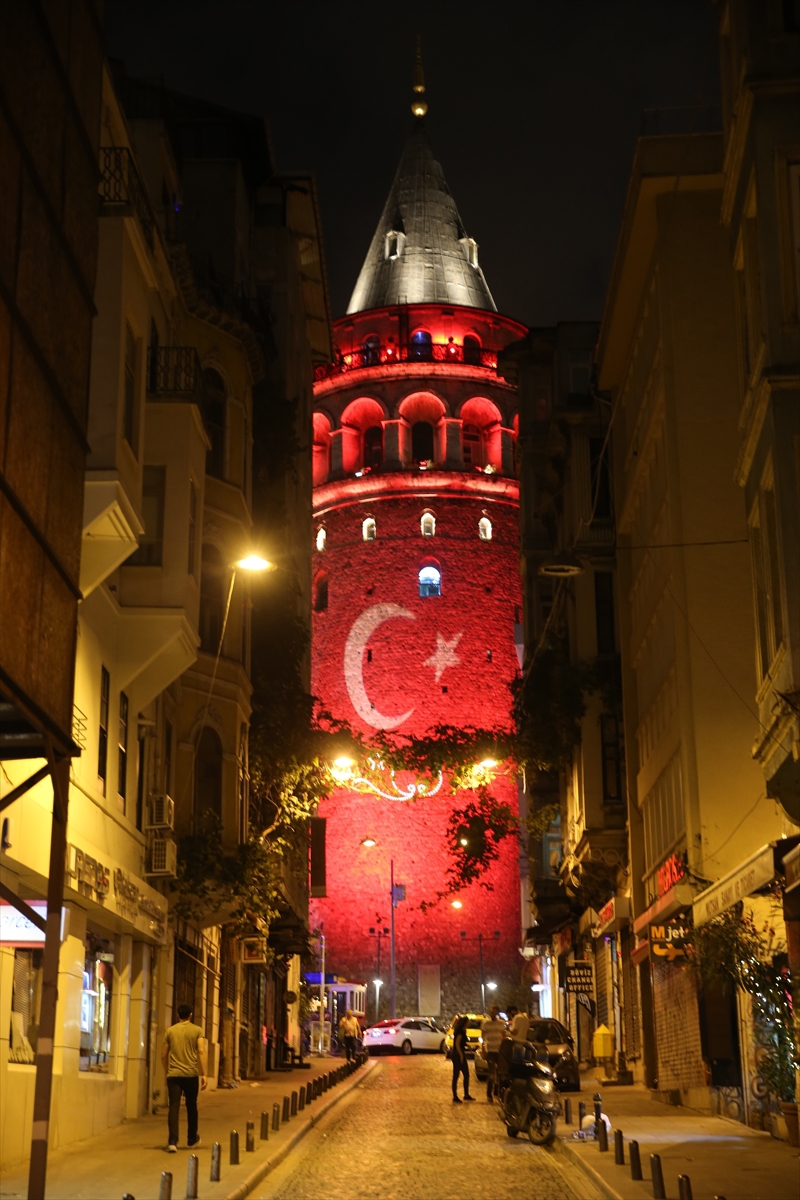 Galata Kulesi, kırmızı beyaza büründü