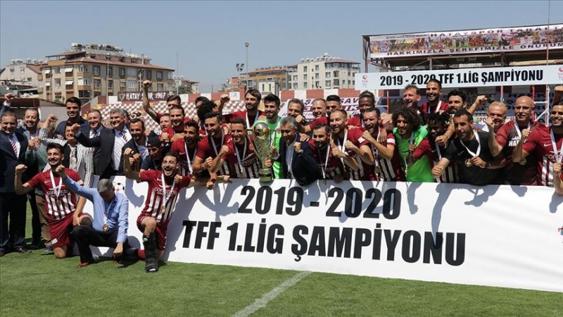 Şampiyon Hatayspor kupasını aldı