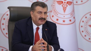Sağlık Bakanı Koca'dan 'virüs genç yaşlı ayırmıyor' uyarısı