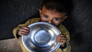 israil terörü bombalarla ölmeyen çocukları açlıktan öldürüyor