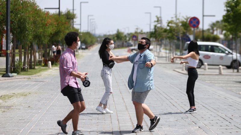 15-20 yaş arasındaki gençler uzun zaman sonra ilk kez sokağa çıktı