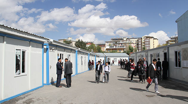 Eğitim teröre yenilmedi, yakılan sınıflar bir günde tekrar yapıldı