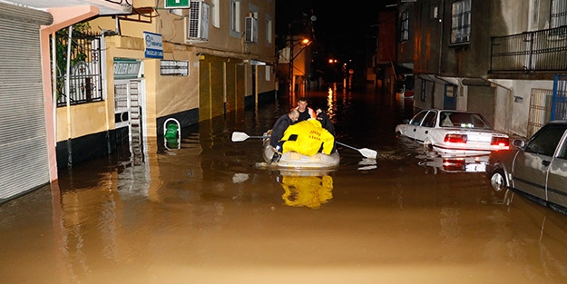 Adana göle döndü, mahsur kalanlar botla kurtarıldı