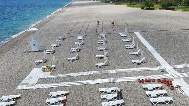 Dünyaca ünlü Konyaaltı sahilinde 'sosyal mesafeli tatil' düzenlemesi