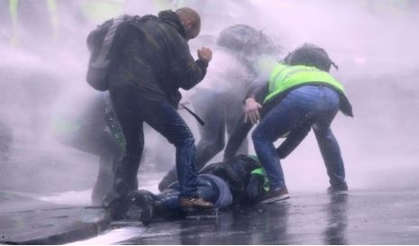 Fransa'daki 'Sarı Yelek' Eylemleri Çığırından Çıktı! Polis Bir Kadını Öldürdü