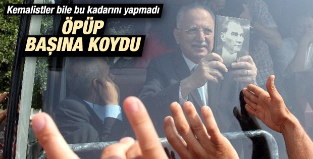 İhsanoğlu Atatürk'ü anlatan kitabı öpüp başına koydu
