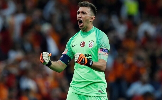 Muslera açtı ağzını yumdu gözünü