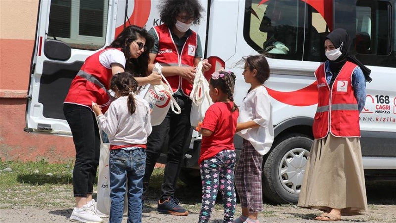 Türk Kızılay köy çocuklarını 'bayramlık kıyafetle' sevindiriyor