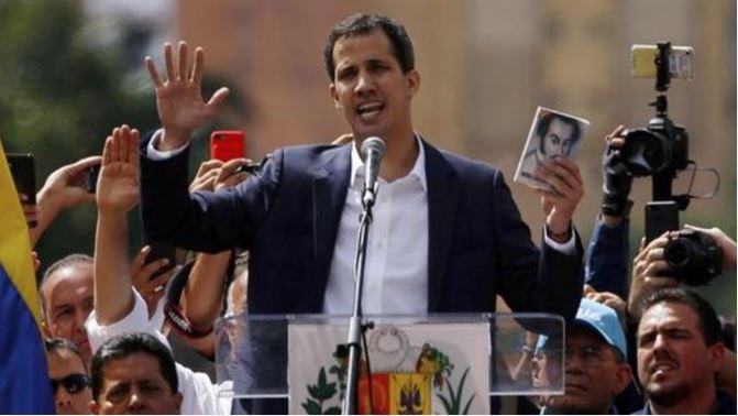 Venezuela'da Juan Guaido Kendisini "Başkan" İlan Etti